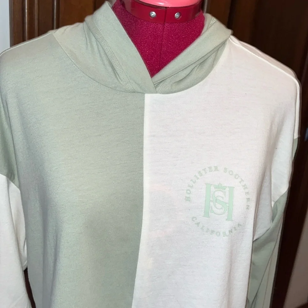 Hollister  Cropped Hoodie  color block Sage/ Cream  NWOT  Pull over  CUTE Size S